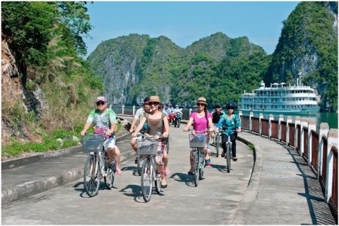 Du khách Quốc Tế thích thú đạp xe dạo quanh làng chài Việt Hải
