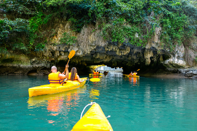 Du khách chèo thuyền Kayak ở vịnh Lan Hạ