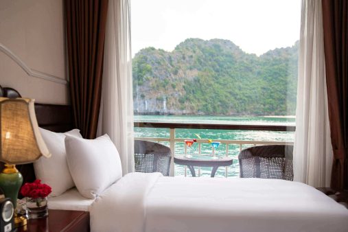 Phòng ngủ trên du thuyền Dora với view hướng vịnh