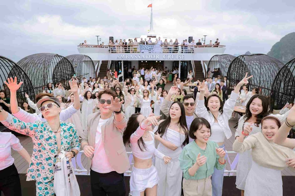 Trải nghiệm Du thuyền Ambassador Dinner khám phá sân khấu nổi ngoài trời lớn nhất Vịnh Hạ Long 