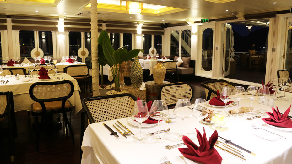 Không gian nhà hàng trên du thuyền Âu Cơ Cruise 