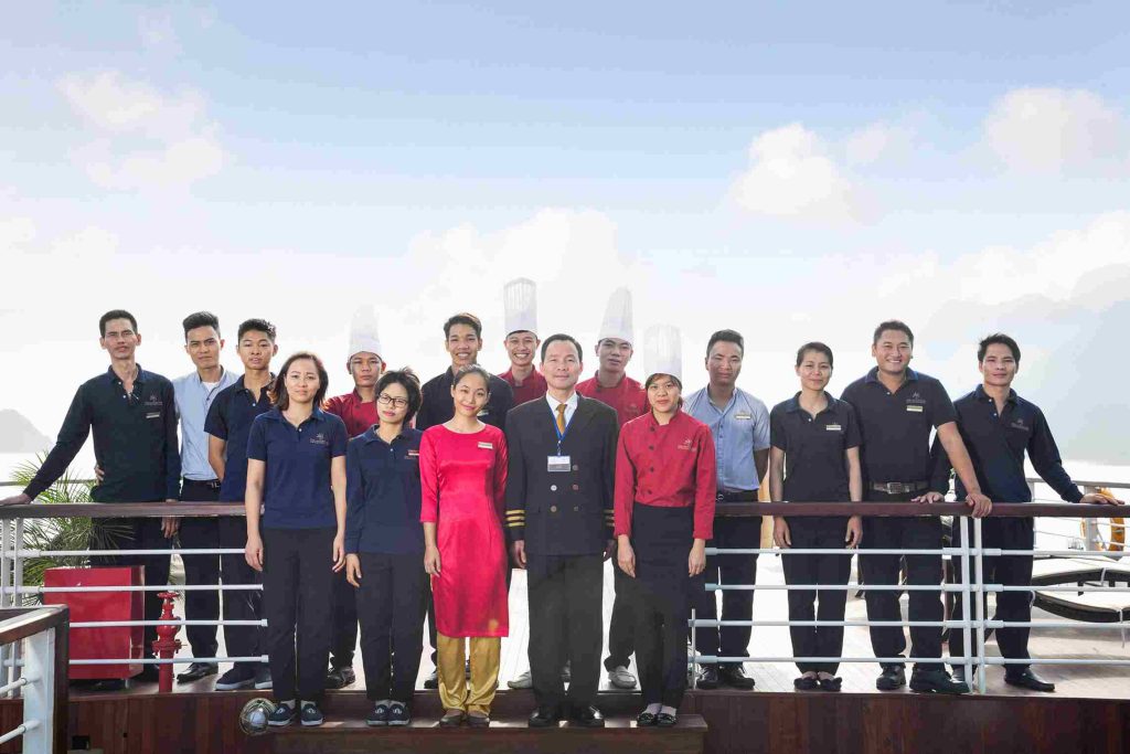 Toàn thể đội ngũ nhân viên phục vụ chu đáo, nhiệt tình trên du thuyền Orchid Classic 