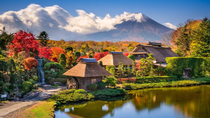 Khung cảnh làng cổ Oshino Hakkai mùa Thu đầy lãng mạn