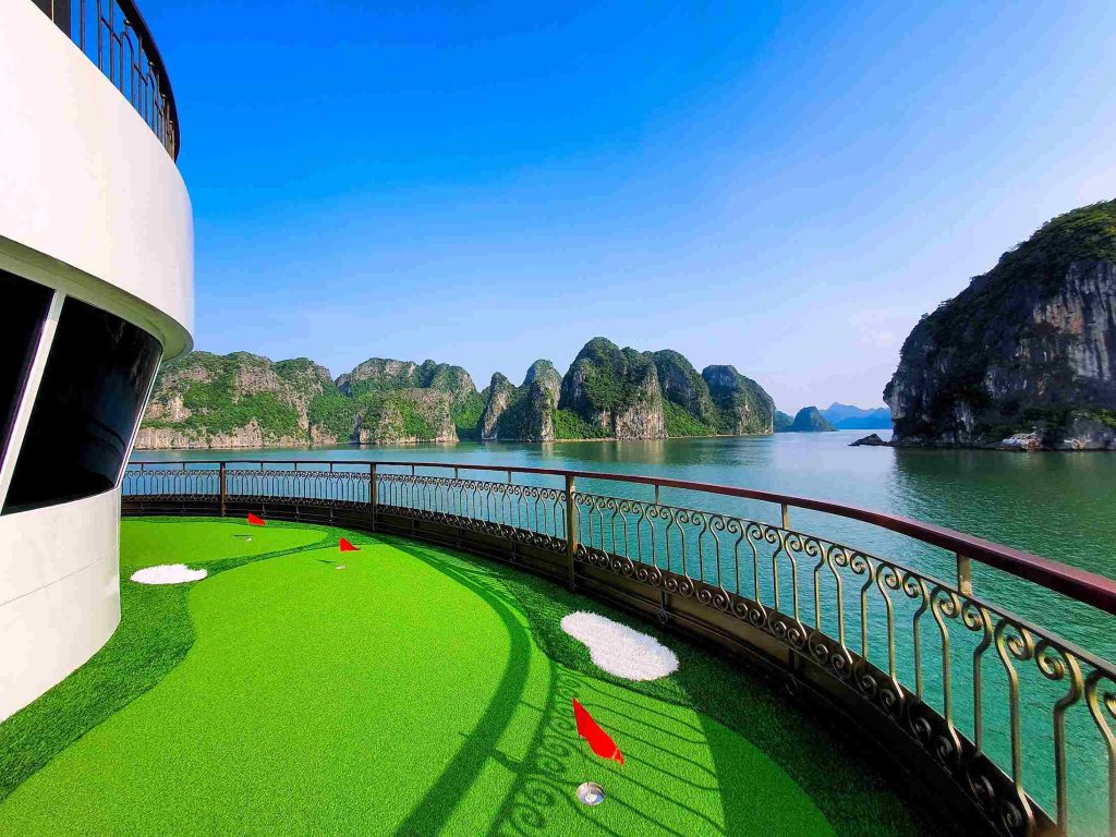 Giải trí với bộ môn golf ngay trên du thuyền Indochine Premium Cruise