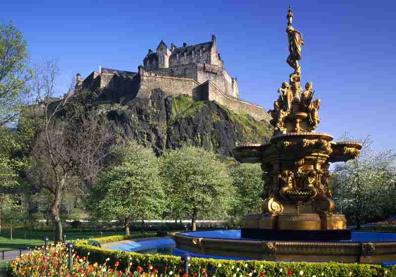 Edinburgh Castle là pháo đài hoàng gia chính của Scotland