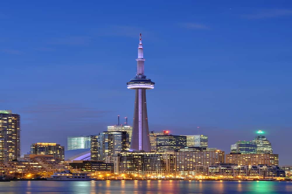 Tháp Truyền hình CN (CN Tower) là biểu tượng nổi tiếng của Toronto, Canada