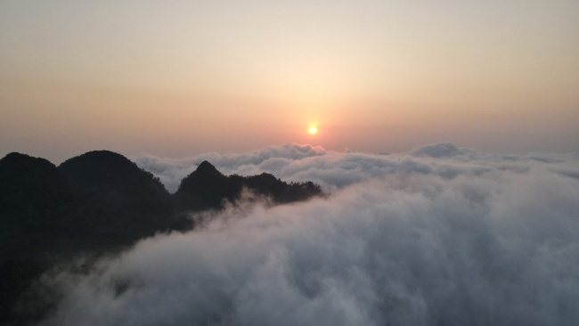 Khung cảnh bình minh tại đỉnh Pa Phách