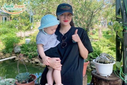 Khách đi tour Mộc Châu của Smile Travel