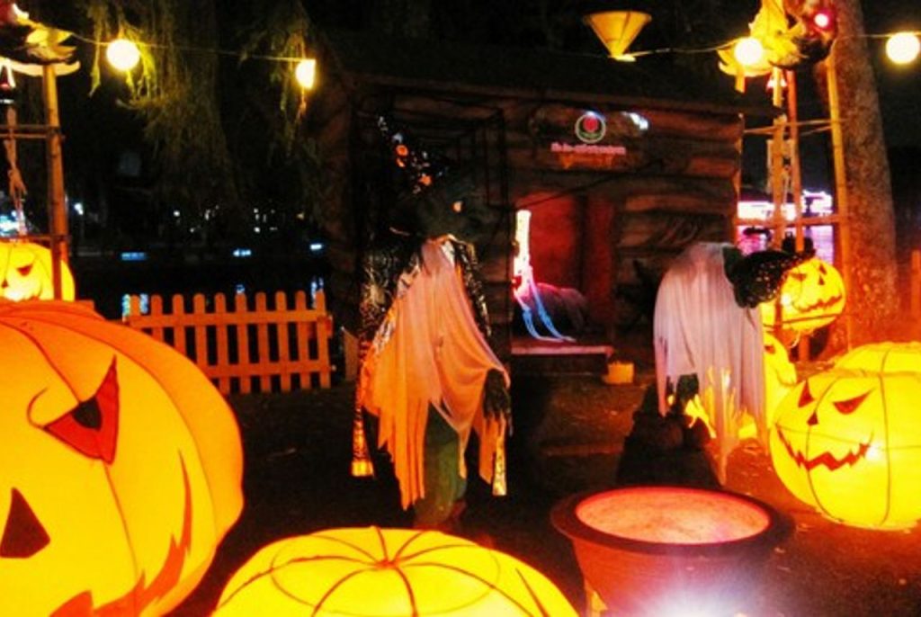 Công viên Lê Thị Riêng trở nên ma mị, bí ẩn trong dịp lễ hội 