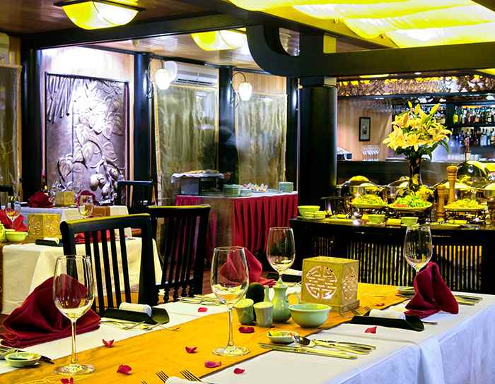 Không gian nhà hàng ấm cúng trên du thuyền Indochina Sails 