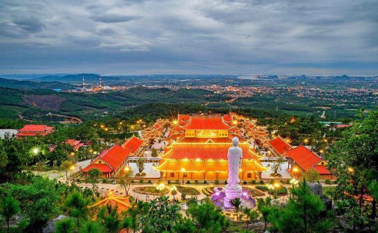 Khôn viên chùa Ba Vàng rộng lớn linh thiêng