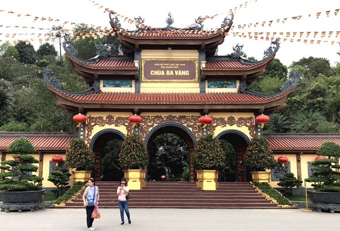 Cổng tam quan chùa Ba Vàng 