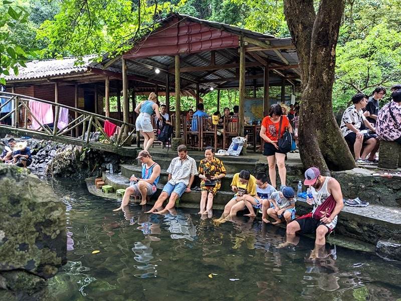 Du khách thích thú ngâm chân matxa cá bên dòng suối tự nhiên 