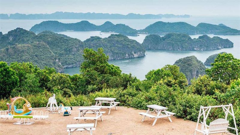 Ngắm nhìn đảo Cát Bà từ trên núi Thần Công
