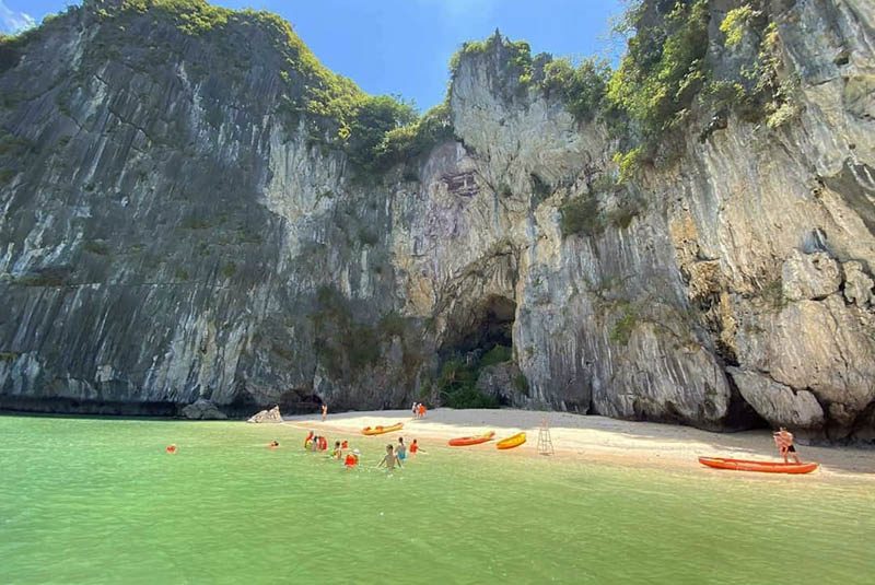 Bãi biển Ba Trái Đào với vẻ đẹp hoang sơ, thơ mộng