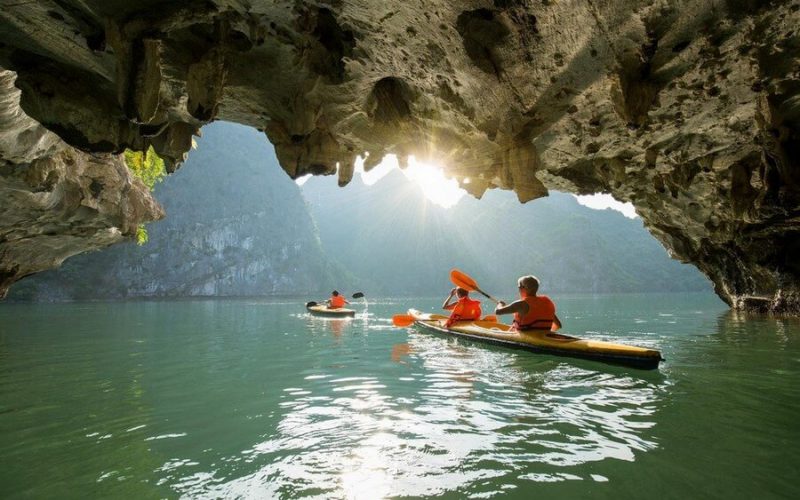 Trải nghiệm chèo kayak khám phá Hang Luồn