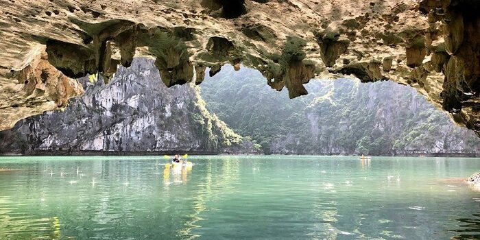 Chèo kayak khám phá Hang Sáng - Tối