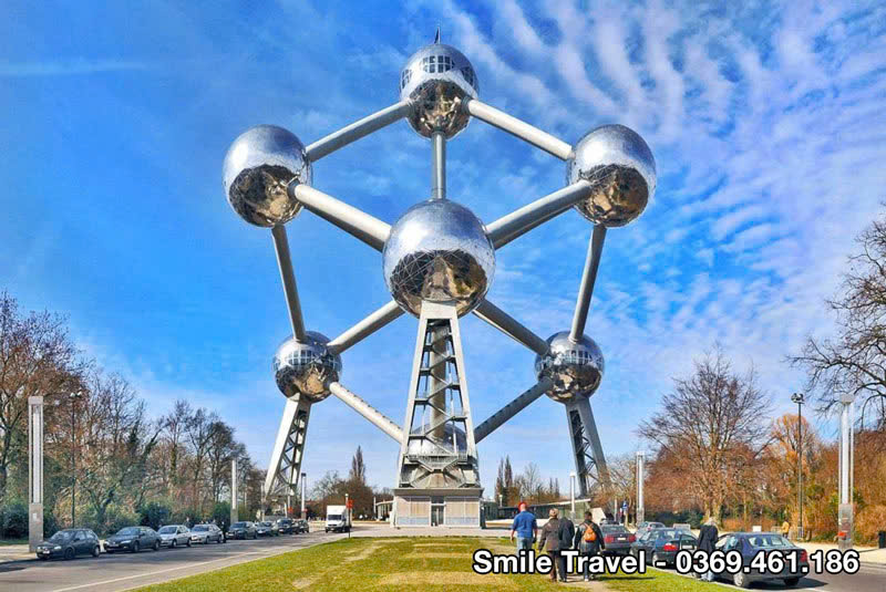 Mô hình phân tử học Atomium không lồ 