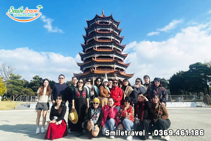 Những vị khách của Smile Travel check in ở Lầu Chu Tử trong tour du lịch Trung Quốc 