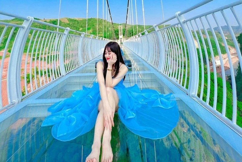 Check in Cầu kính Bạch Long siêu hùng vĩ