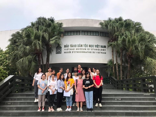 Đoàn học sinh, sinh viên tham quan bảo tại cùng Smile Travek - hotline tư vấn 0369.461.186