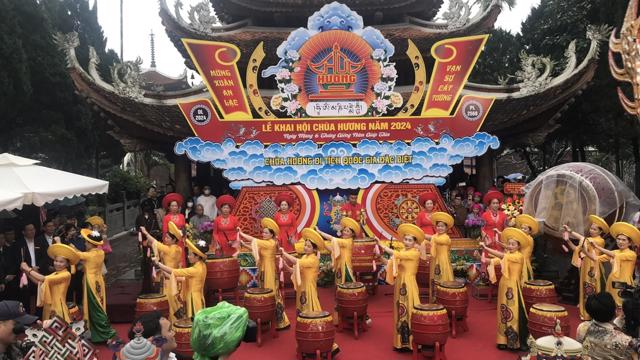 Tận hưởng không khí lễ hội chùa Hương