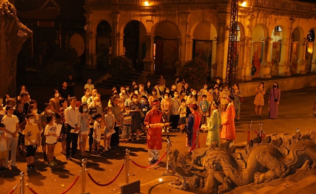 Trải nghiệm tour đêm Hoàng Thành Thăng Long Hà Nội 