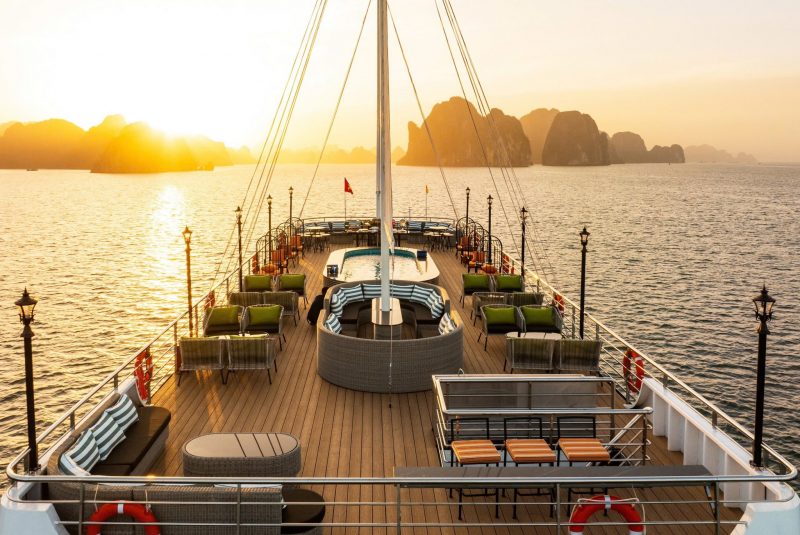 La Casta Daily Cruise sundeck rộng thoáng, có bể sục Jacuzzi