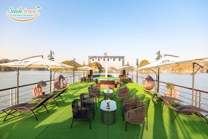Sundeck du thuyền Ambrose Cruise Hạ Long