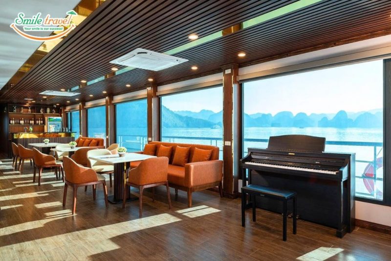 Không gian nhà hàng sang trọng trên tầng 2 du thuyền Ambrose Cruise
