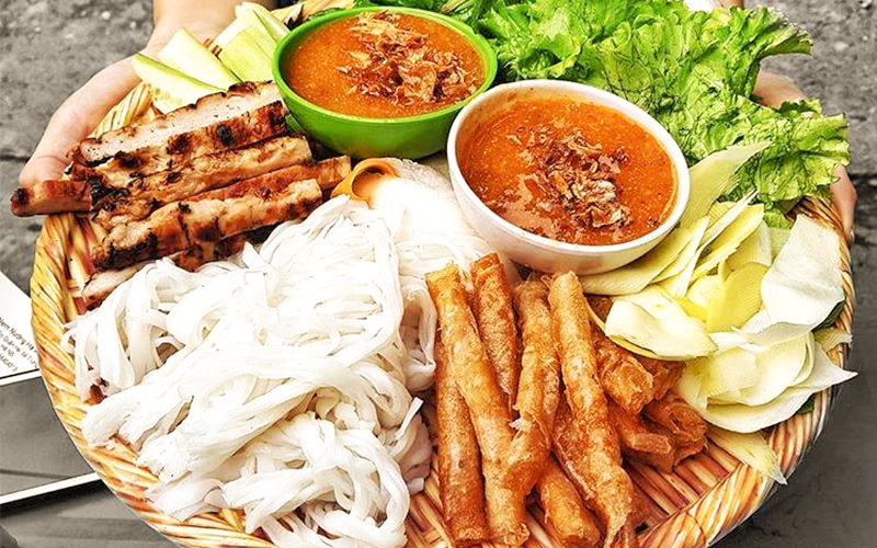 Đi du lịch Nha Trang miền Trung thưởng thức nem nướng đặc sản