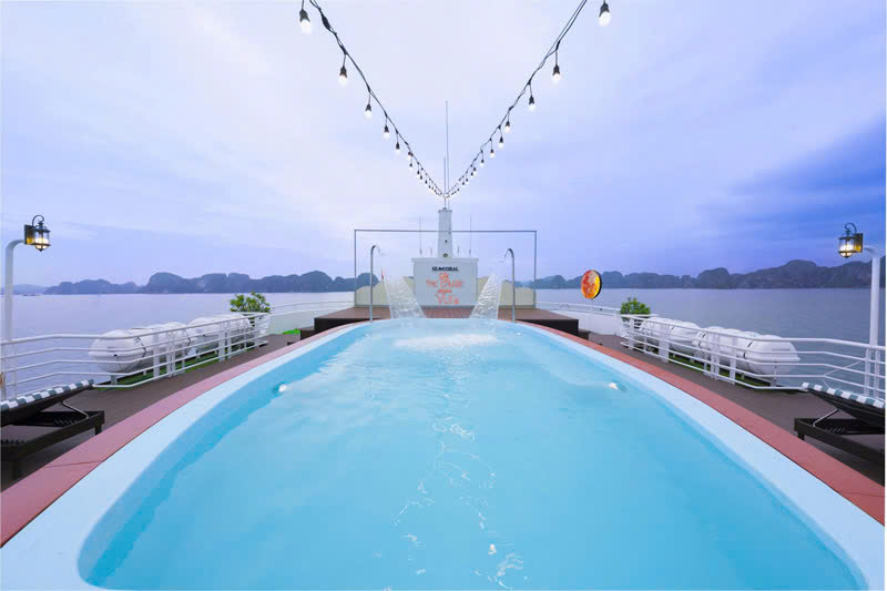 Bể bơi rộng rãi view toàn cảnh