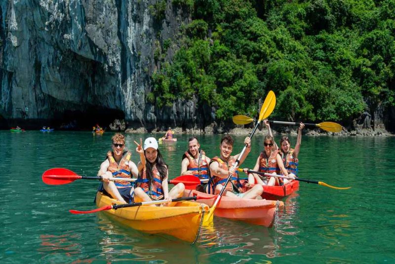 Chèo kayak trên vịnh Hạ Long 