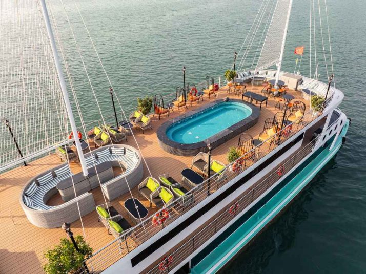 Sundeck và bể sục Jacuzzi view ngắm cảnh tuyệt đẹp