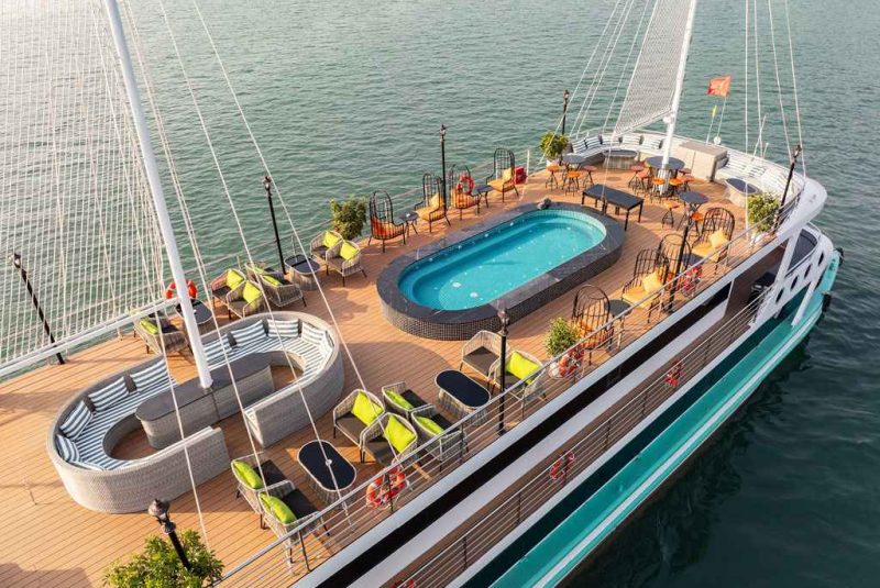 Sundeck và bể sục Jacuzzi view ngắm cảnh tuyệt đẹp