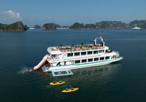 Tropical Crusie - du thuyền trong ngày có cầu phao trượt siêu thú vị 