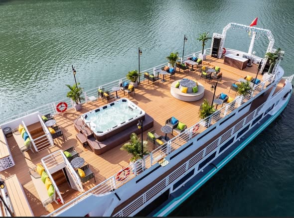 Sundeck siêu rộng thoáng với bể sục jacuzzi 