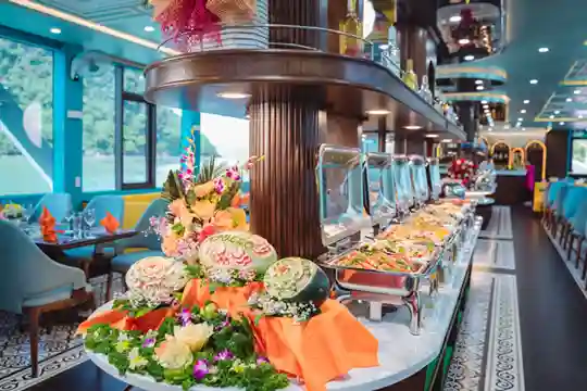 Nhà hàng cao cấp, buffet đa dạng các món 