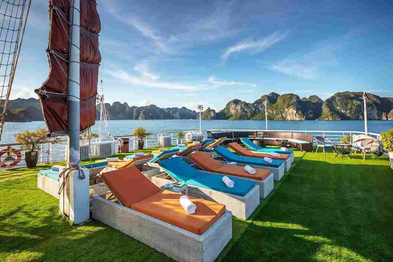 Sundeck rộng rãi với ghé tắm nắng thư giãn 