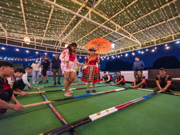 Chương trình biểu diễn trang phục dân tộc 