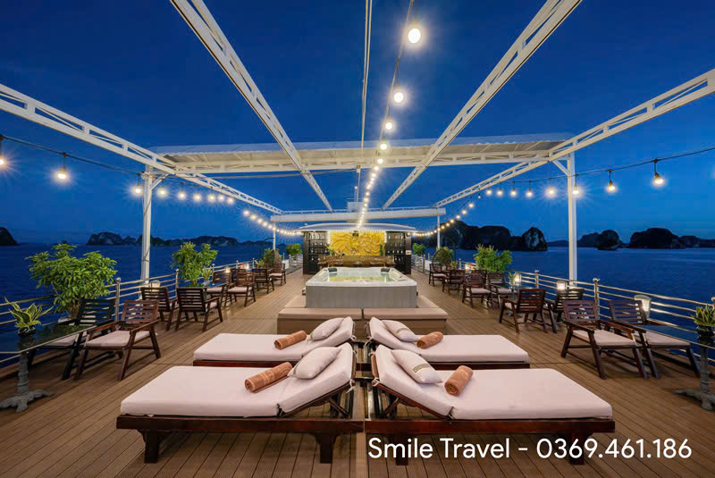 Sundeck cùng bể sục jacuzzi rộng thoáng