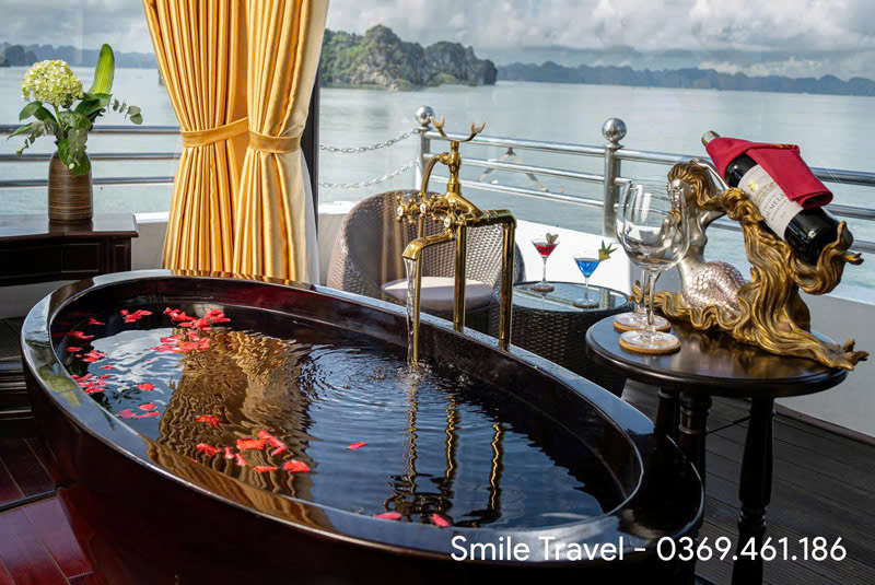 Phòng tắm có bồn view vịnh cực sang chảnh