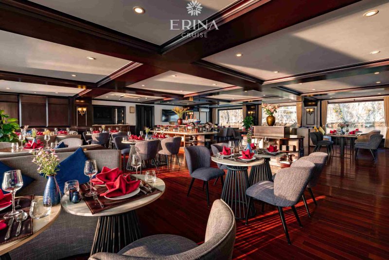 Nhà hàng trên du thuyền