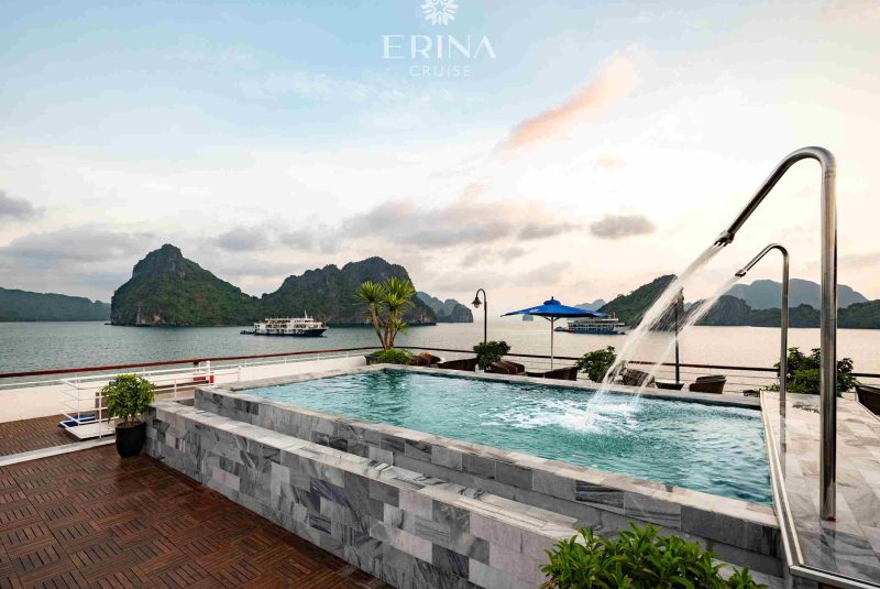 Bể sục Jacuzzi view vịnh