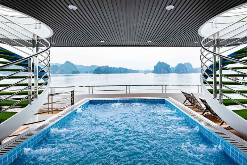 Bể sục Jacuzzi view vịnh 