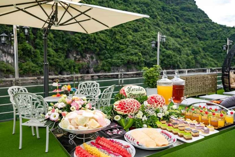 Tiệc trà chiều với hoa quả tươi và bánh ngọt 