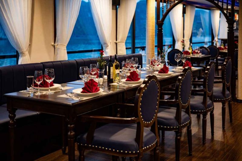 Không gian nhà hàng sang trọng ấm cúng 