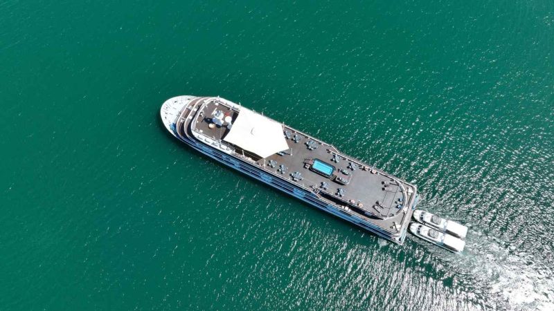 Sundeck rộng lớn lý tưởng cho các bữa tiệc, sự kiện hoành tráng 