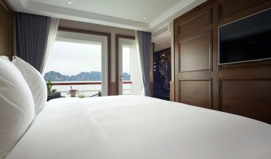 Phòng nghỉ có ban công view vinh 