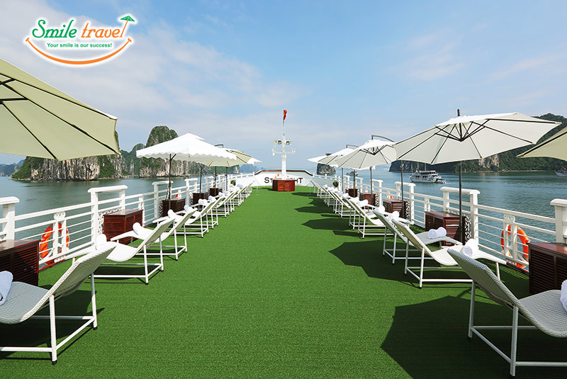 Không gian sundeck rộng thoáng với ghế dài và ô che nắng 